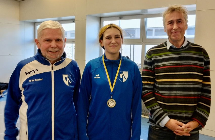 Katharina Gützer mit Trainern Gerhard Klöbl (l) und Othmar Schuhfried